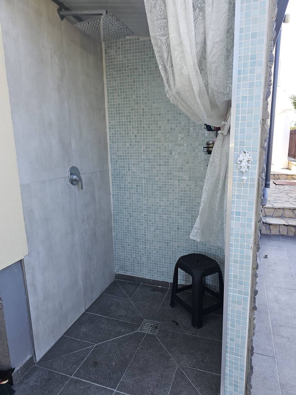 Außendusche mit Mosaik