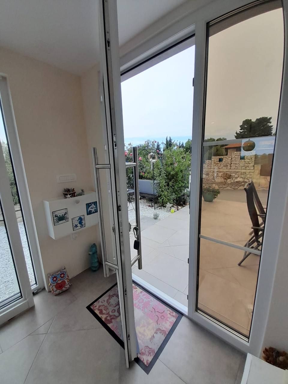 Eingang mit Glastür zur Terrasse