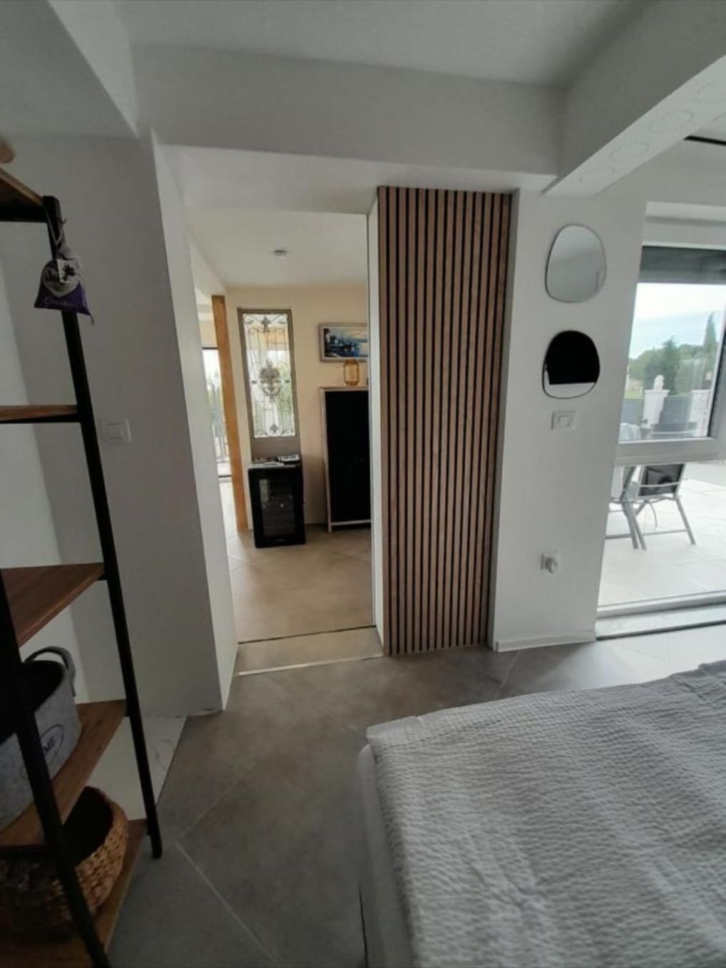 Flur mit Holzlamellen und Zugang zur Terrasse
