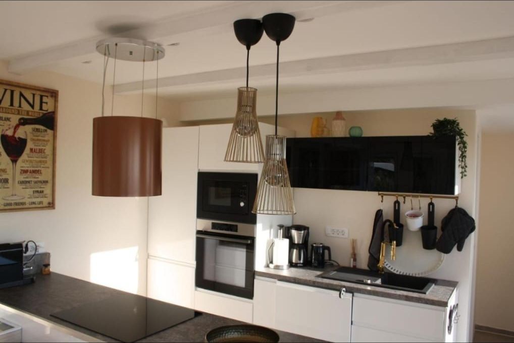 Küchenzeile mit Backofen, Mikrowelle und Kaffeemaschine