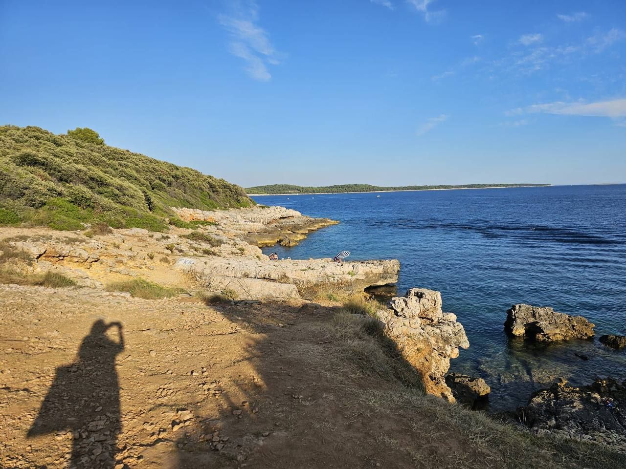 Felsige Küste mit tiefblauem Meer