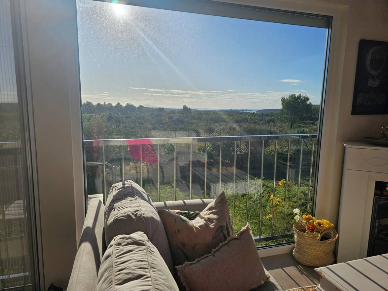 Lounge-Sofa mit Blick über die Landschaft