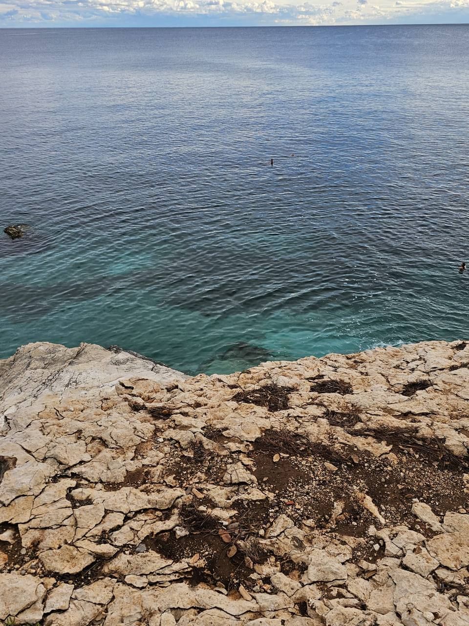 Türkises Wasser an der Felsküste bei Pomer