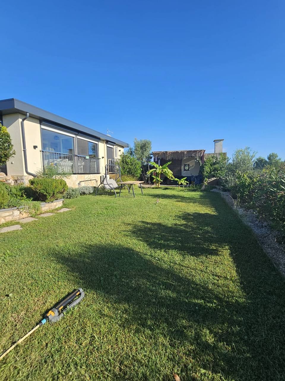 Gepflegter Rasen im Garten des Ferienhauses