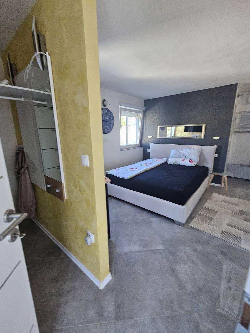 Schlafzimmer mit Garderobe