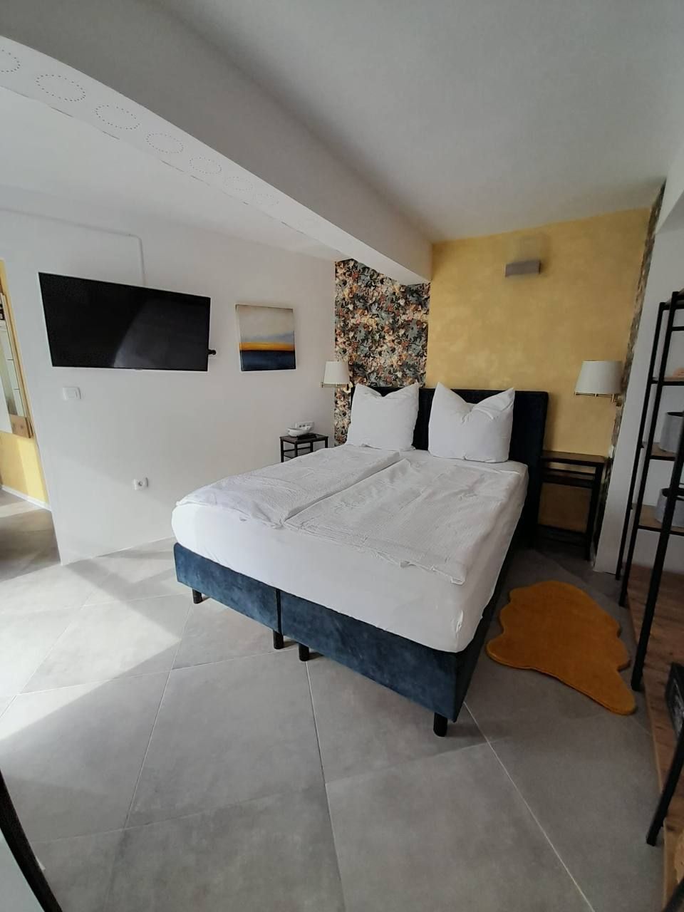 Schlafzimmer mit blauem Boxspringbett