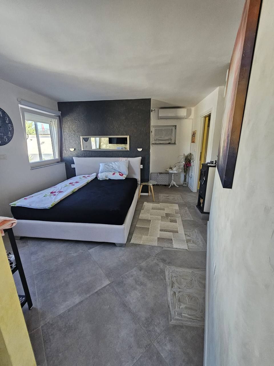 Schlafzimmer mit Doppelbett und Klimaanlage