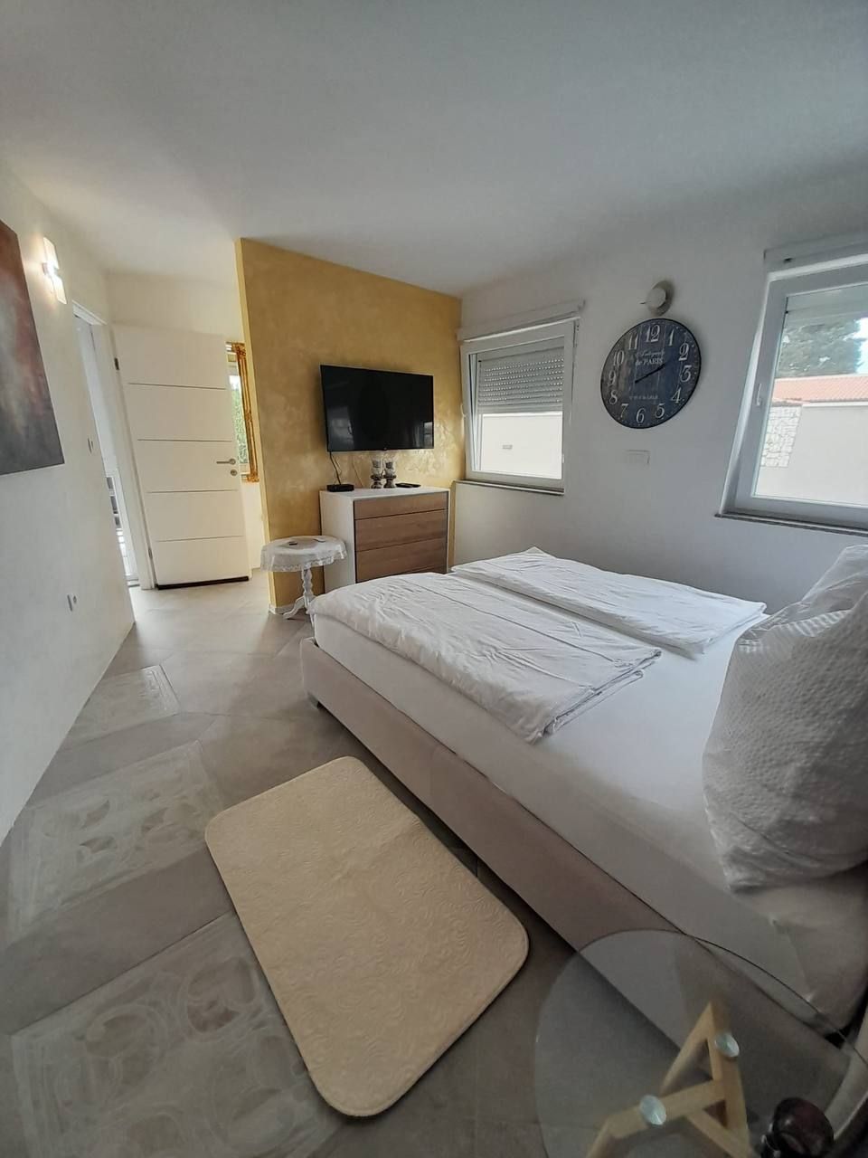 Schlafzimmer mit Fenster und Wanduhr