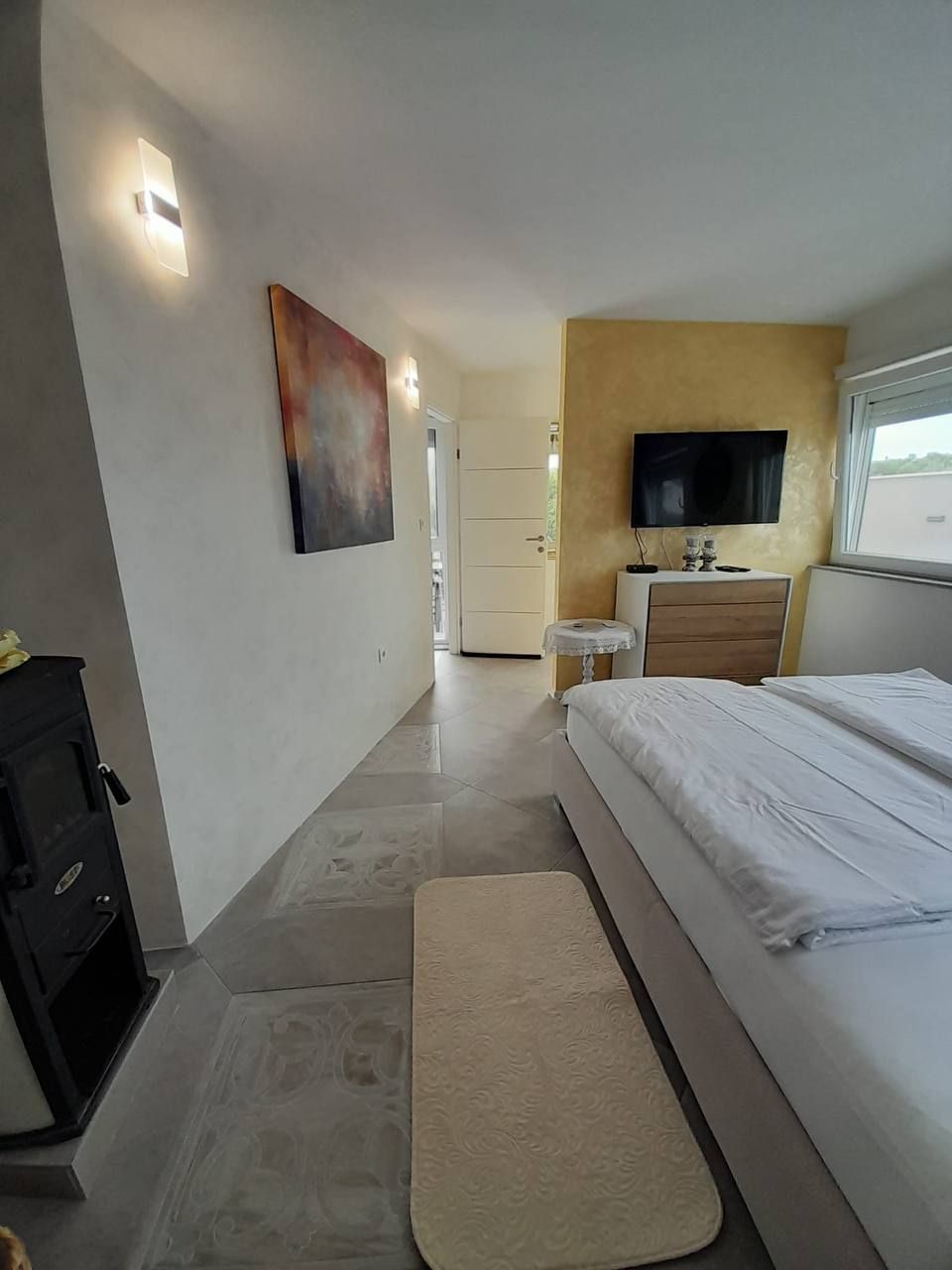 Helles Schlafzimmer mit Doppelbett