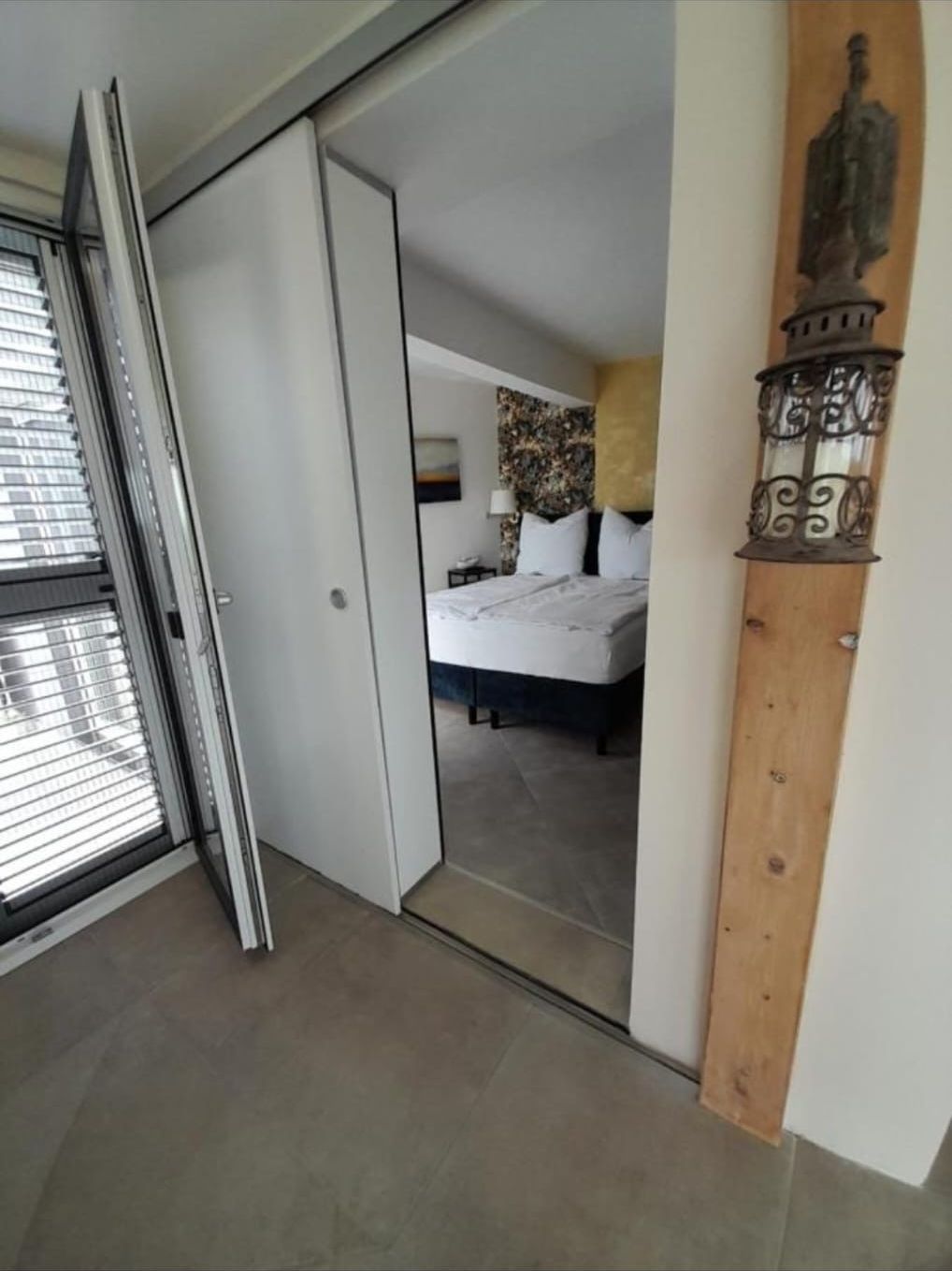 Schiebetür zum Schlafzimmer mit Boxspringbett