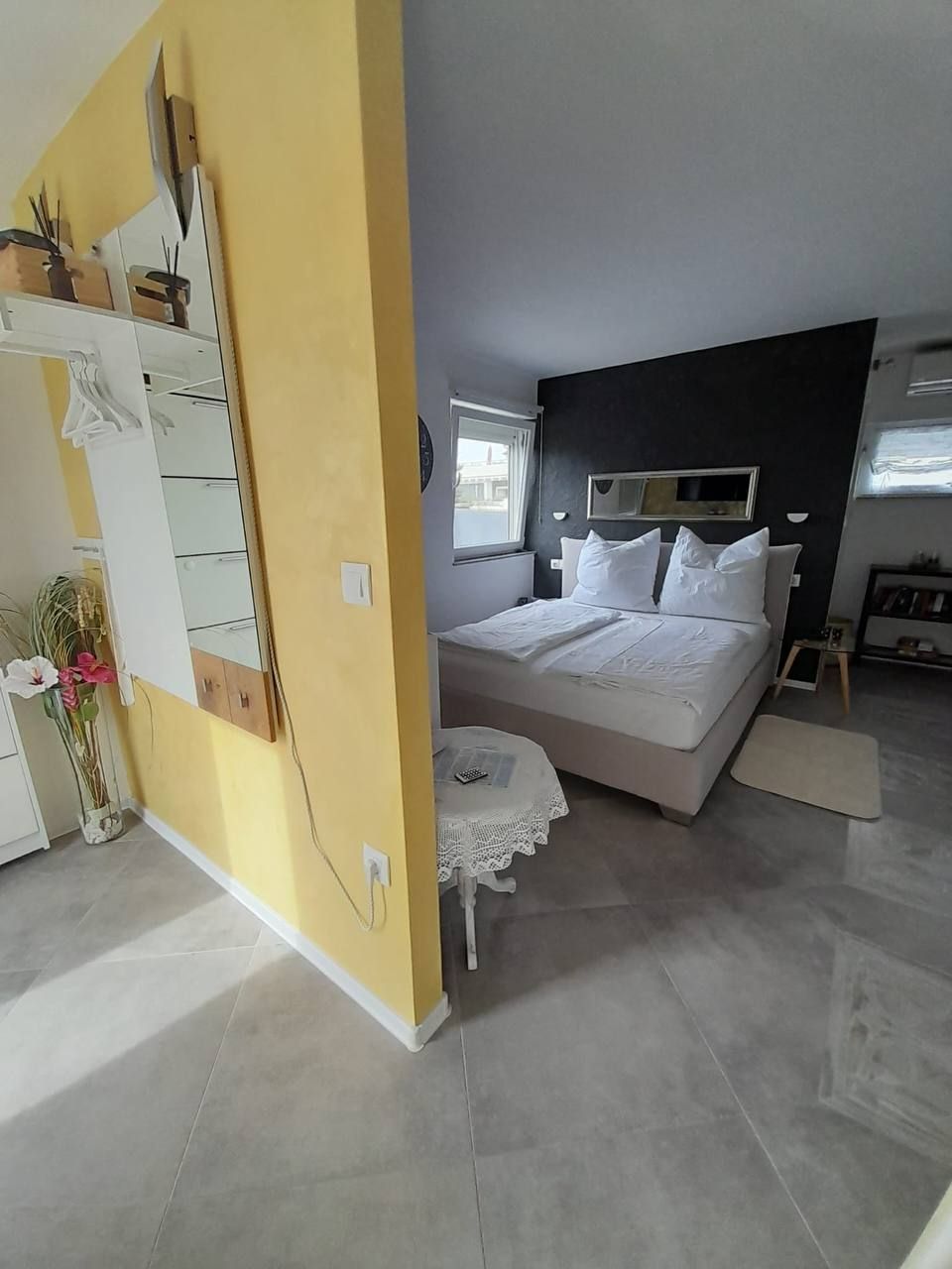 Schlafzimmer mit Spiegel