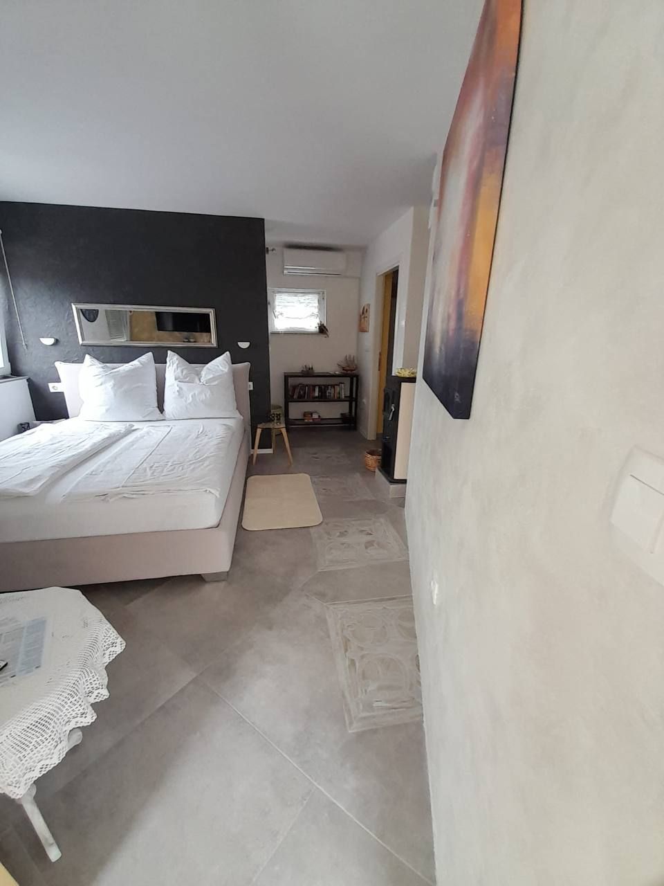 Schlafzimmer mit weißer Bettwäsche