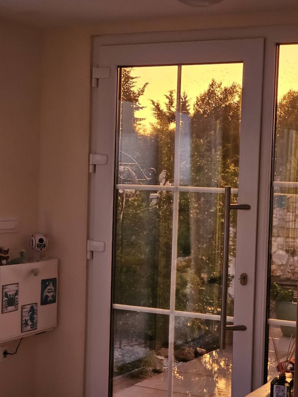 Sonnenaufgang durch die Terrassentür