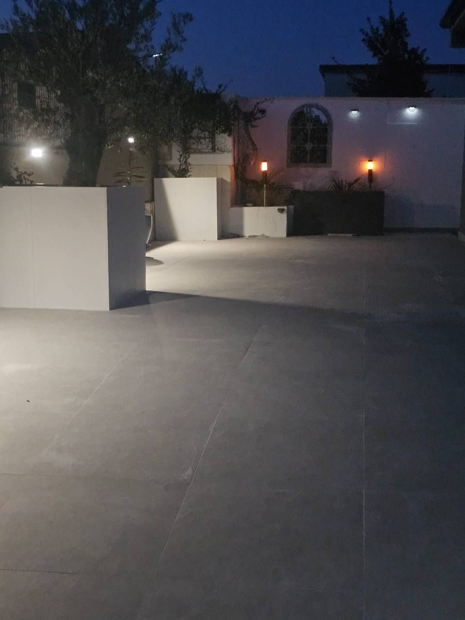 Große Terrasse in der Abenddämmerung