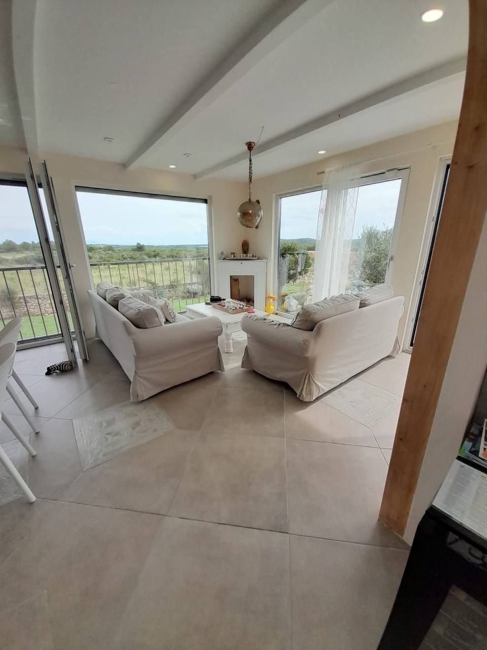 Wohnzimmer mit Panoramafenster und Kamin