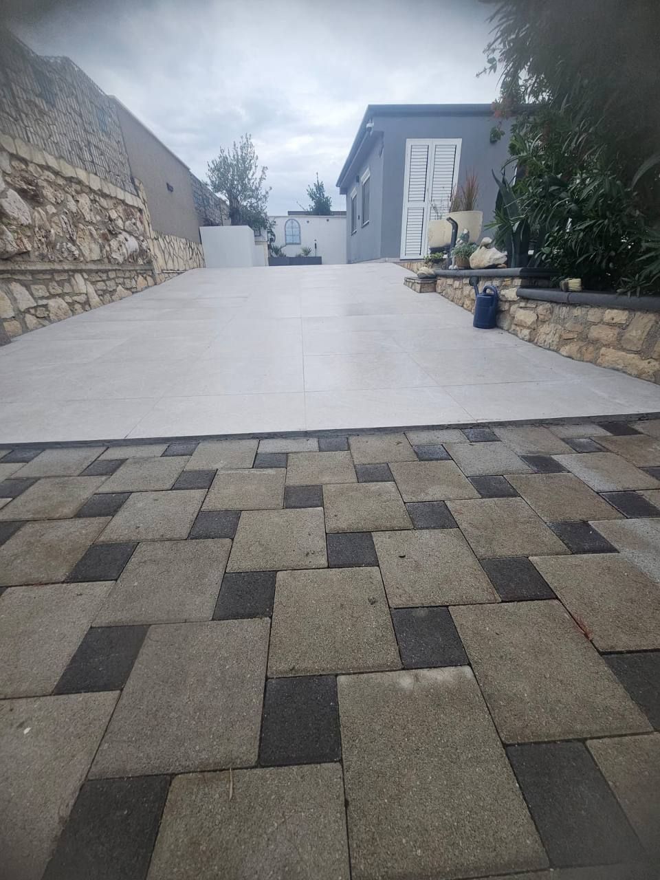 Gepflasterte Zufahrt und helle Terrasse vor dem Ferienhaus Little Dream